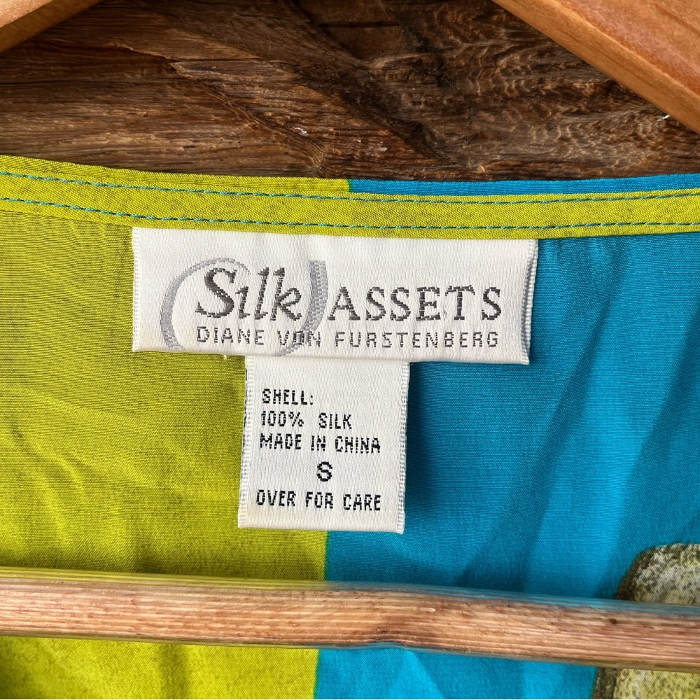 DIANE VON FURSTENBERG | Silk Assets 100% Silk Teal Blue & Lime Tulip 2-Piece Set - Picture 4 of 11
